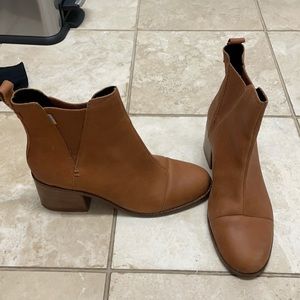 Tom’s size 9 tan booties